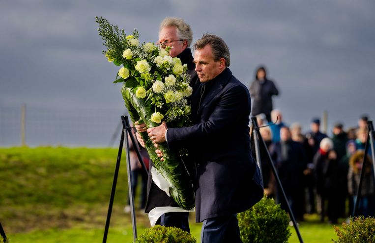Minister Mark Harbers van Infrastructuur en Waterstaat legde 2 februari een krans tijdens de herdenking van de Watersnoodramp, zeventig jaar geleden. Beeld ANP