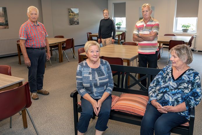 De ruimte van seniorensociëteit t Trefpunt in Gilze is vernieuwd. Joop de Jonge, Dick Jansen, Cees van Dongen en zittend Annet Clijsen en Joke Henricks vertellen erover.
