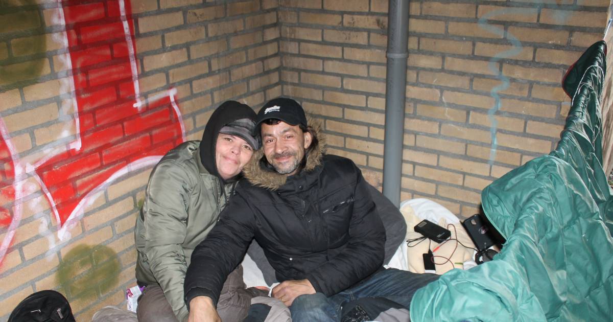 Amoureux et accro depuis des années, un couple sans-abri d’Enschede opte pour la vie dans la rue : « Nous voulons vraiment être ensemble » |  Enschede