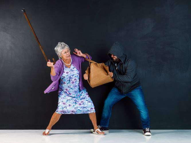 Dappere bejaarde dame (91) mept overvaller haar huis uit: "Met stokbrood en leugentje om bestwil"