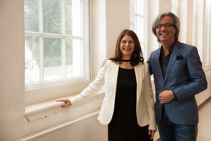 Patty Knoops en Pieter van Stein van Kijk Haar! zijn blij.