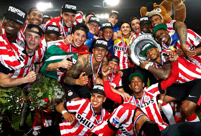 Abel Tamata, tweede boven van links, werd met PSV nog geen drie jaar geleden kampioen in 2015.