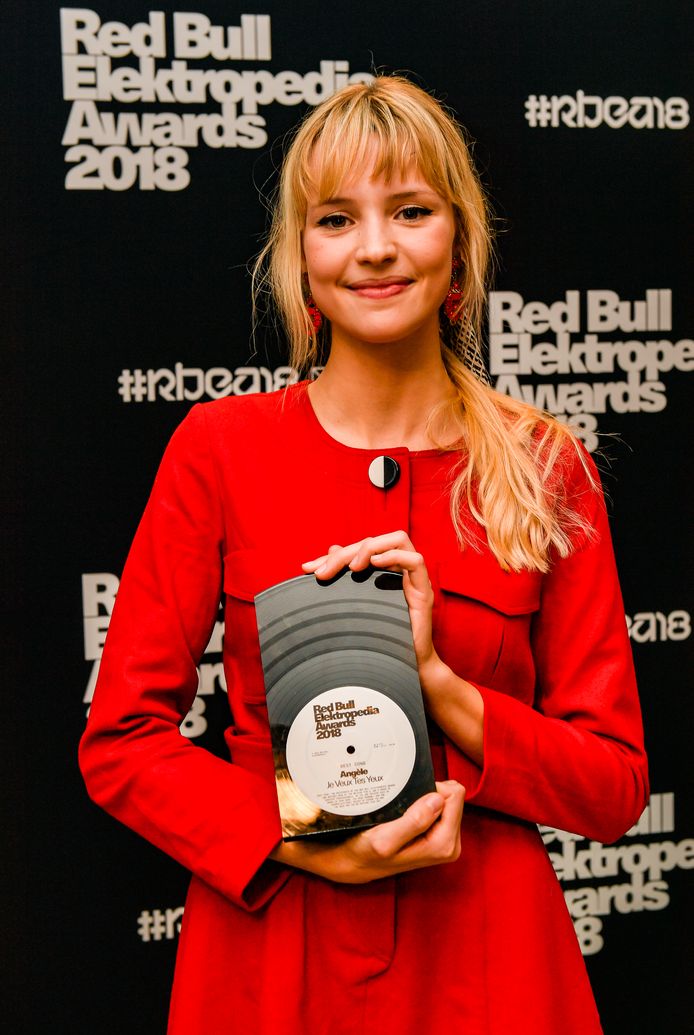 Angèle met haar award. “Ongelofelijk”, aldus de zangeres.