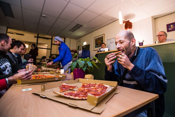 Het Stoelenproject in Arnhem, in andere tijden, toen de mensen in de opvang een keer pizza kregen bezorgd.