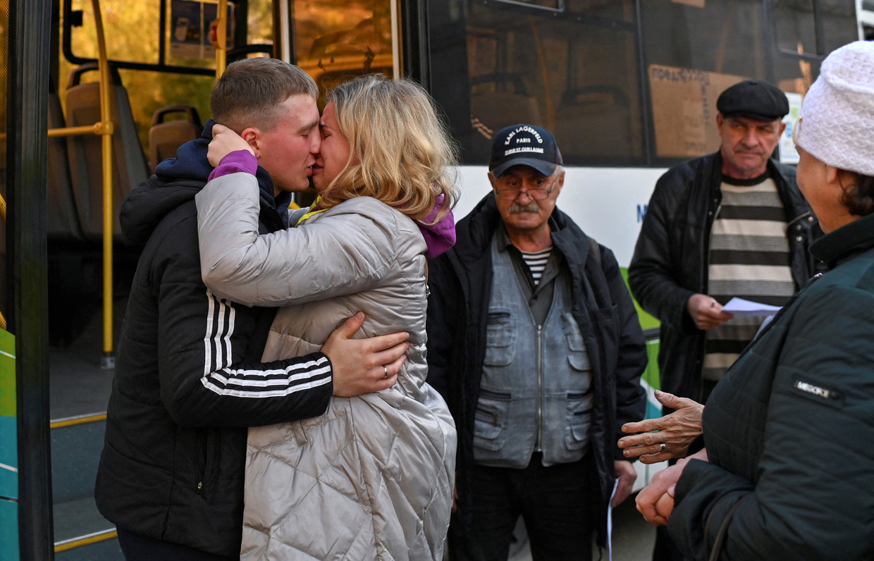 Een Russische reservist neemt afscheid voor hij naar Oekraïne gaat. Beeld Reuters