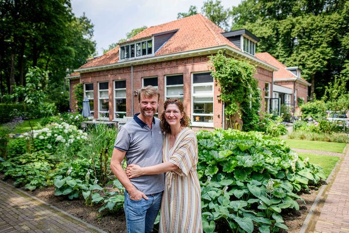 Het is even zoeken, maar dit is de ‘verborgen’ tuin van Pim en Nicole Workel aan de Dorpsstraat in Lonneker.