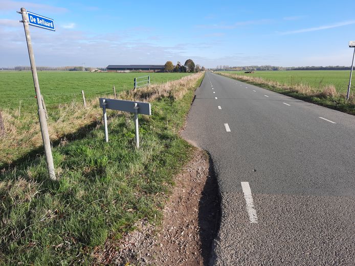De bermen langs De Bellaard, een polderweg tussen Vlijmen en 's-Hertogenbosch. De bermen zitten vol gaten en kuilen, terwijl Den Bosch jaren geleden zijn deel van de weg al heeft verbreed en geasfalteerd.
