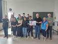 De cheque werd donderdag door de leerlingen overhandigd aan De Sociale Kruidenier.