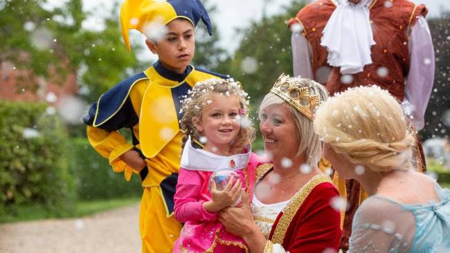 Axelle levert haar 'tutje' in als een echte Frozen-prinses!