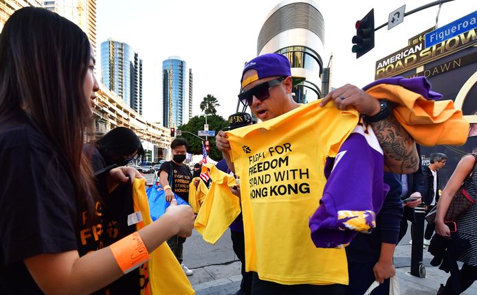 Bij de openingswedstrijden verdeelden aanhangers van de prodemocratiebeweging in Hongkong T-shirts in steun van de protesten, hier aan het Staples Center in Los Angeles.