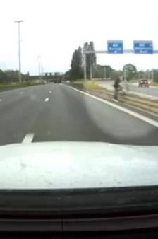 “Que fait-il?”: un cycliste filmé après avoir traversé la E40 en plein jour

