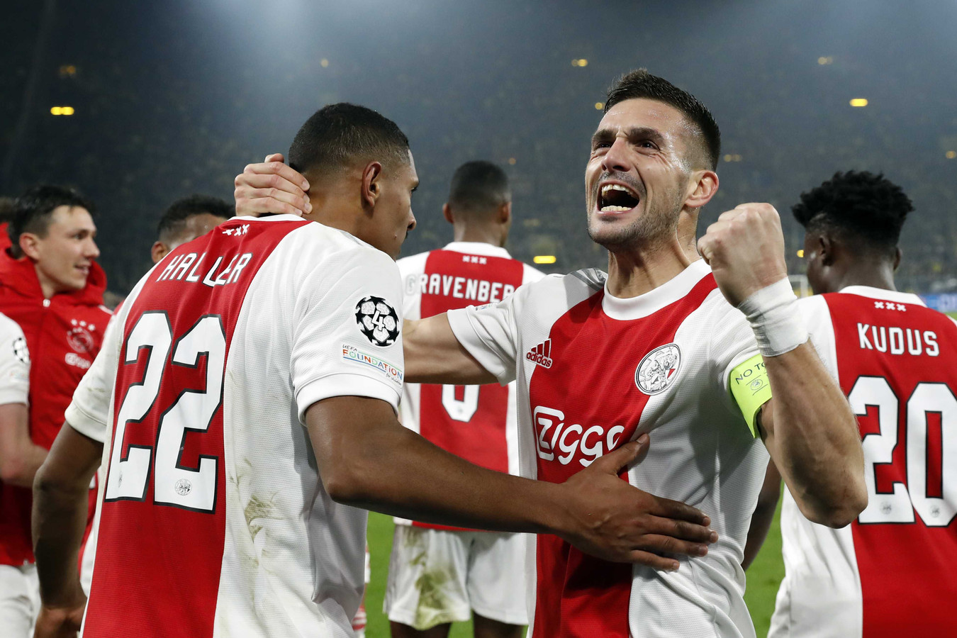 Dusan Tadic viert de treffer van Sebastien Haller.
