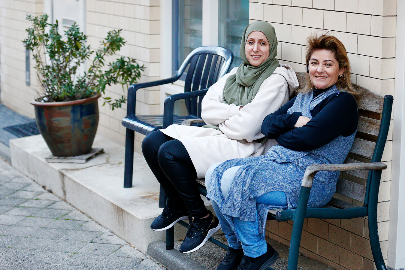 Melike en Esma zien buren als familie ‘Rust is teruggekeerd sinds onze vervelende buurman weg