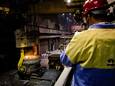 Vloeibaar staal in oxystaalfabriek 2 van Tata Steel.