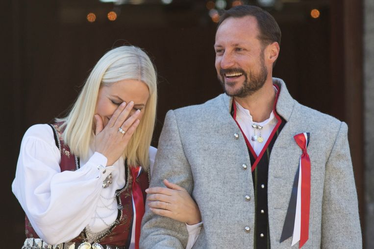 Kroonprinses Mette-Marit en kroonprins Haakon vieren in 2016 de nationale dag in Noorwegen. Beeld Getty Images