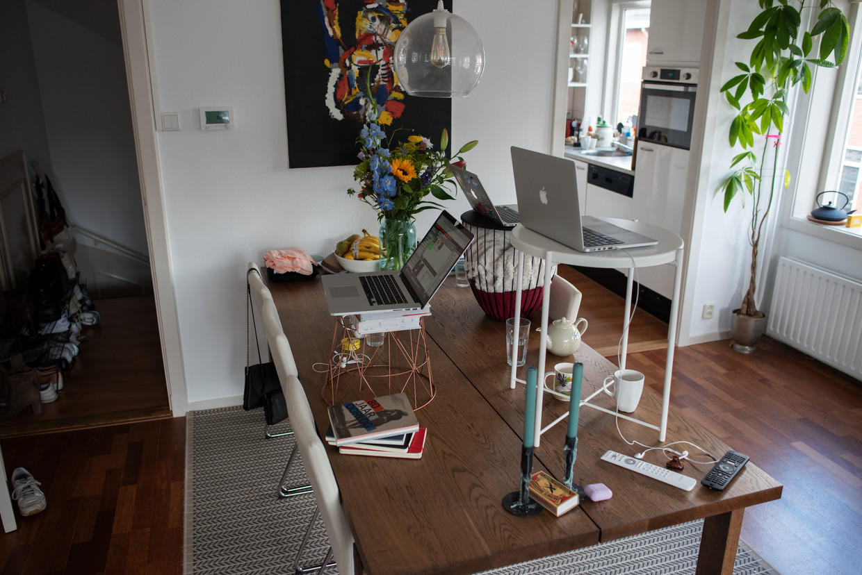 Thuiswerkplekken voor  huisgenoten in Utrecht. In een thuiswerkovereenkomst zouden afspraken over materiaal gemaakt moeten worden.  Beeld Sabine van Wechem