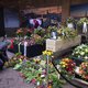 Kleurrijke bloemen, een laatste groet: zo nam Nederland vandaag afscheid van Piet Paulusma