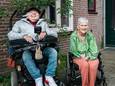 Yvette den Brok en Levent Efe voor de woning van Yvette. Ze wonen ondanks hun handicaps zelfstandig in een Fokusproject in de Eindhovense binnenstad.