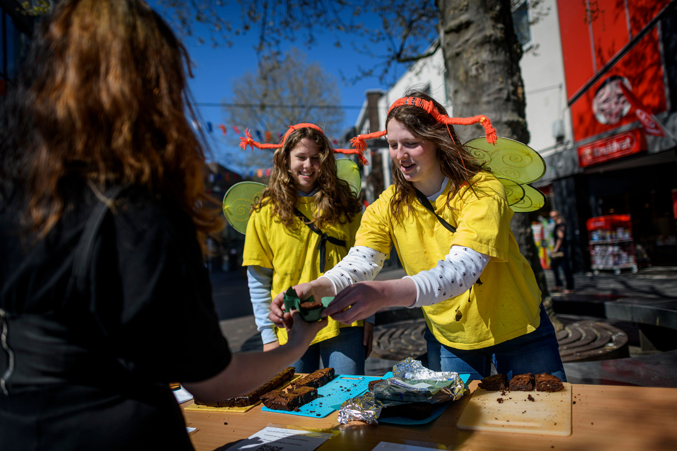 Een bijzondere ontgroening in Enschede: brownies verkopen | Foto | AD.nl