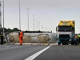A16 richting Belgische grens dicht door gekantelde vrachtwagen met zetmeel