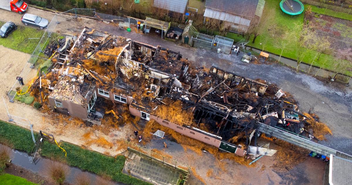 Brand verwoest woonboerderij in Noordeloos: ‘Deze gezinnen zijn in een klap alles kwijt’