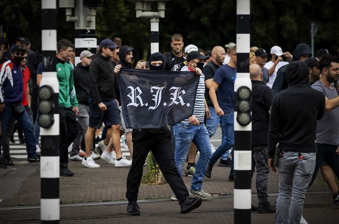 Demonstranten zoeken de confrontatie met de politie bij het Centraal Station Den Haag.