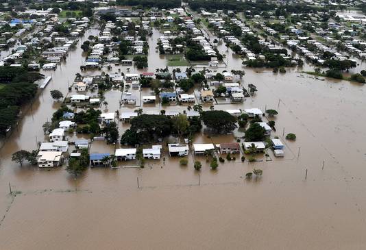 Huizen omringd door water in de plaats Ingham in Noord-Queensland, Australië.