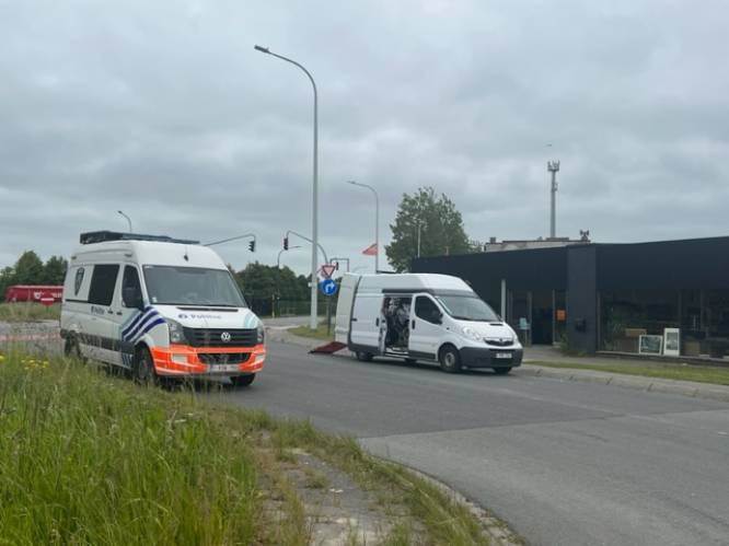 Politiemotard (31) raakt gewond bij aanrijding, maar breekt val dankzij gevechtskunst 