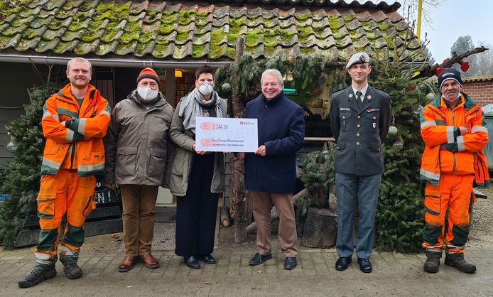 Burgemeester Chris Selleslagh en Majoor Tom Van den Noortgate, Korpscommandant van de 10de Groep CIS Leopoldsburg overhandigen cheque aan de medewerkers van bio-boerderij Den Diepen Boomgaard.