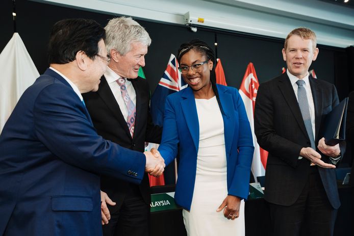 Kemi Badenoch, Britse minister van Handel, schudt de hand met Shigeyuki Goto, de Japanse minister van Economisch en Fiscaal Beleid. De Nieuw-Zeelandse minister van Handel en Exportgroei Damien O'Connor en de Nieuw-Zeelandse premier Chris Hipkins kijken toe.