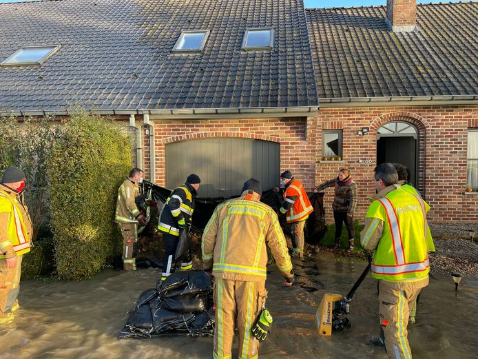 In Stavele staan enkele straten blank. Het gemeentelijk rampenplan is afgekondigd omdat de IJzer er uit zijn oevers dreigt te treden. Vooral de Krombekestraat wordt bedreigd. De brandweer voert zandzakjes aan.