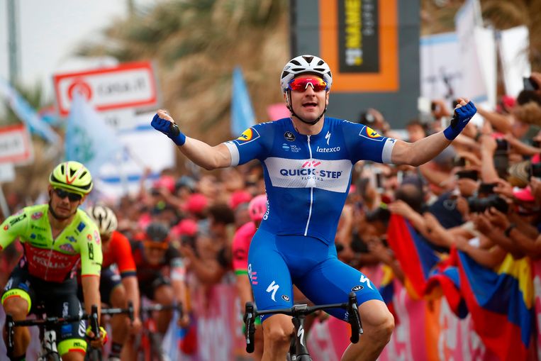 Elia Viviani juicht terwijl hij de finish behaalt van de tweede etappe van de Giro d'Italia op 5 mei 2018. (AFP) Beeld 