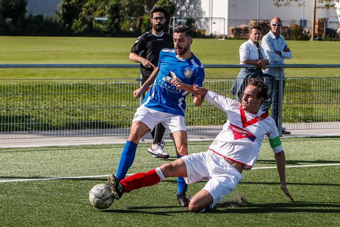 Helios (blauw) en Sportclub Deventer stonden in september vorig jaar ook tegenover elkaar. Helios won destijds met 6-1. Aankomend weekend staat de stadsderby opnieuw op het programma.