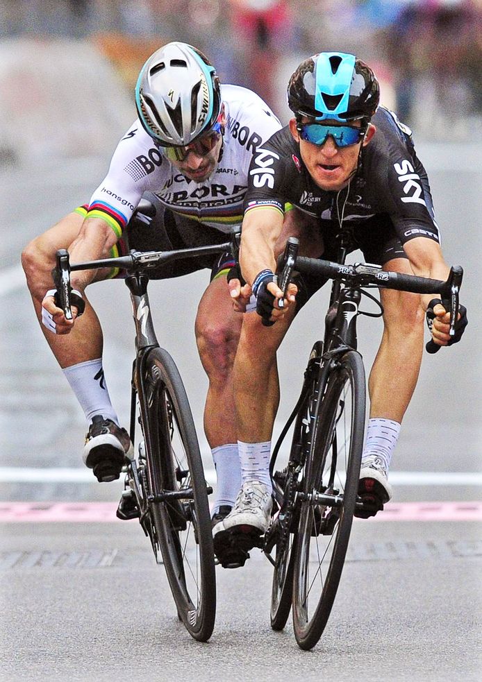 Kwiatkowski (r) en Sagan komen bijna ten val na de finish in Milaan-San Remo.