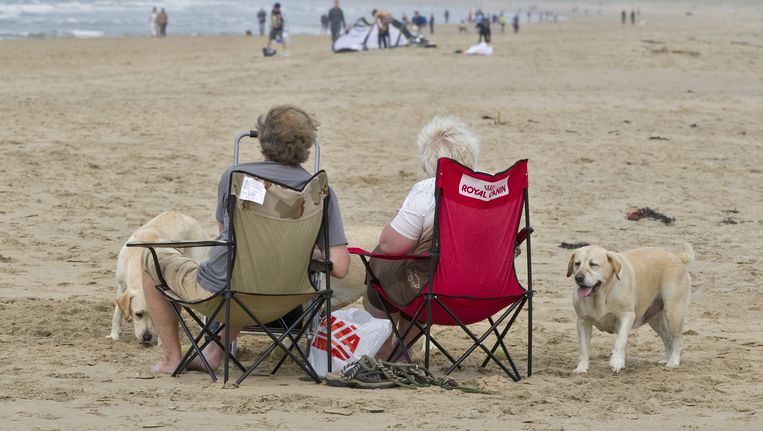 Ouderen op het strand van Bloemendaal aan Zee. Beeld ANP XTRA