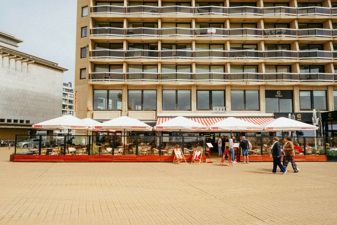 Het restaurant van BAVET heeft een groot terras op de zeedijk van Oostende