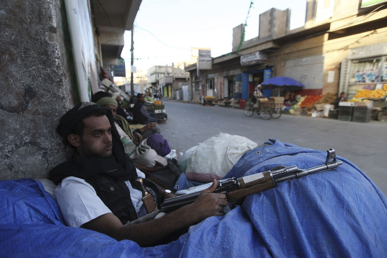 Een Houti-strijder bij een checkpoint in Sanaa, Jemen. Beeld reuters