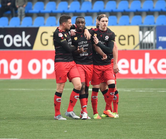 Excelsior-speler Ahmad Mendes Moreira (midden) wordt gesteund na de racistische spreekkoren
