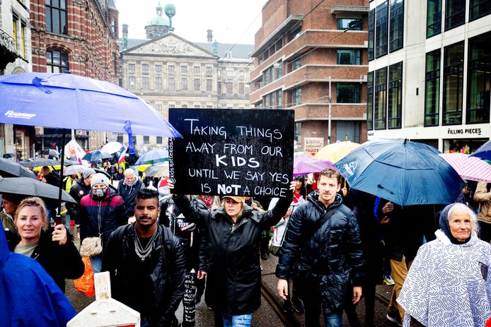 Een  demonstratie tegen de coronamaatregelen in Amsterdam.