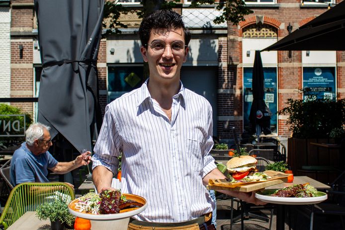 Makan dan minum di De Nieuwe Wereld Café