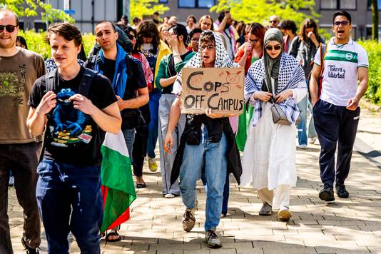 Studenten en medewerkers van de Erasmus Universiteit Rotterdam doen mee aan een walk-out. In verschillende studentensteden gaan studenten naar buiten tijdens een walk-out uit solidariteit met de pro-Palestijnse demonstranten.