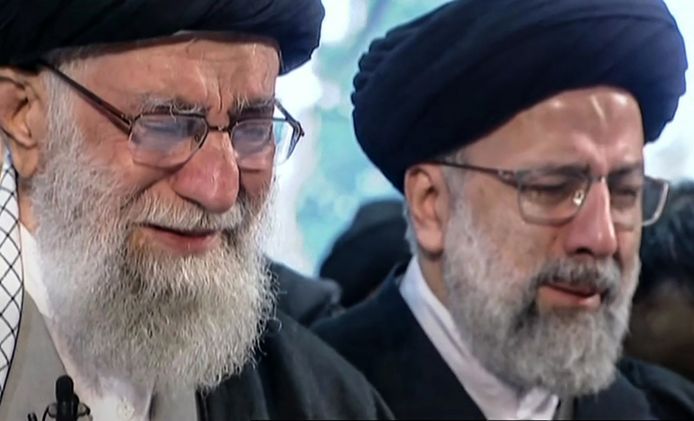 Ayatollah Ali Khamenei (l.) huilde bij de kist van Soleimani.