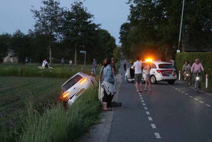 De bestuurder van de auto in de greppel reed onder invloed van alcohol.