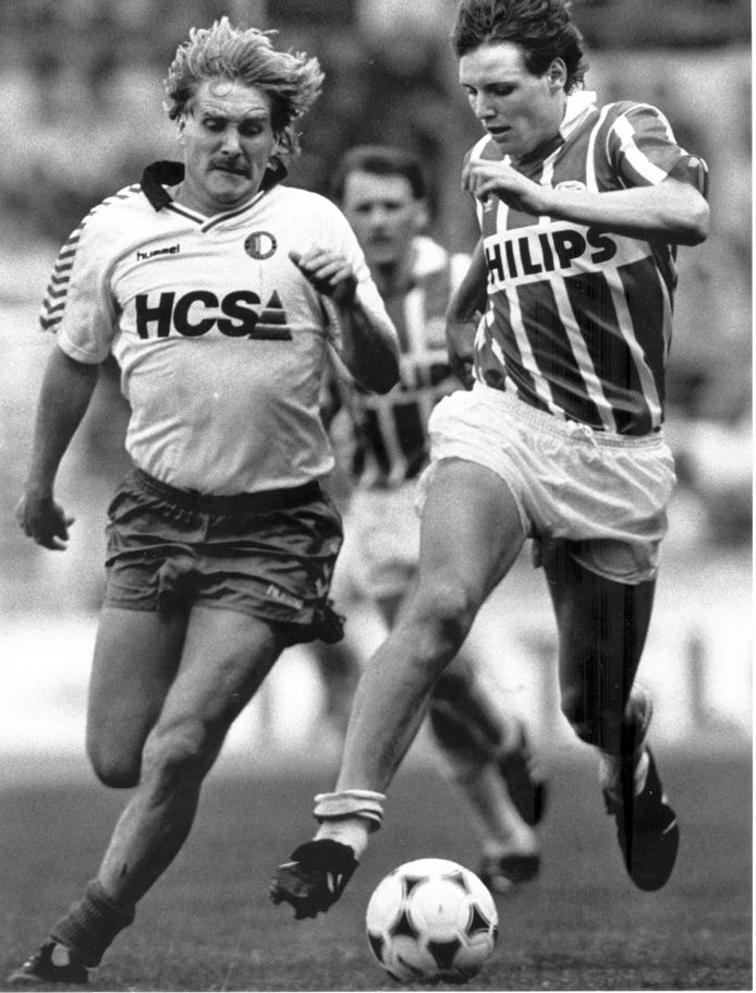 Ton Lokhoff (l) in dienst van Feyenoord in duel met PSV'er Flemming Poulsen.