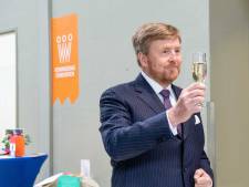 TERUGLEZEN | Politie moet ingrijpen in Vondelpark, Willem-Alexander: ‘Ik toost op uw gezondheid’