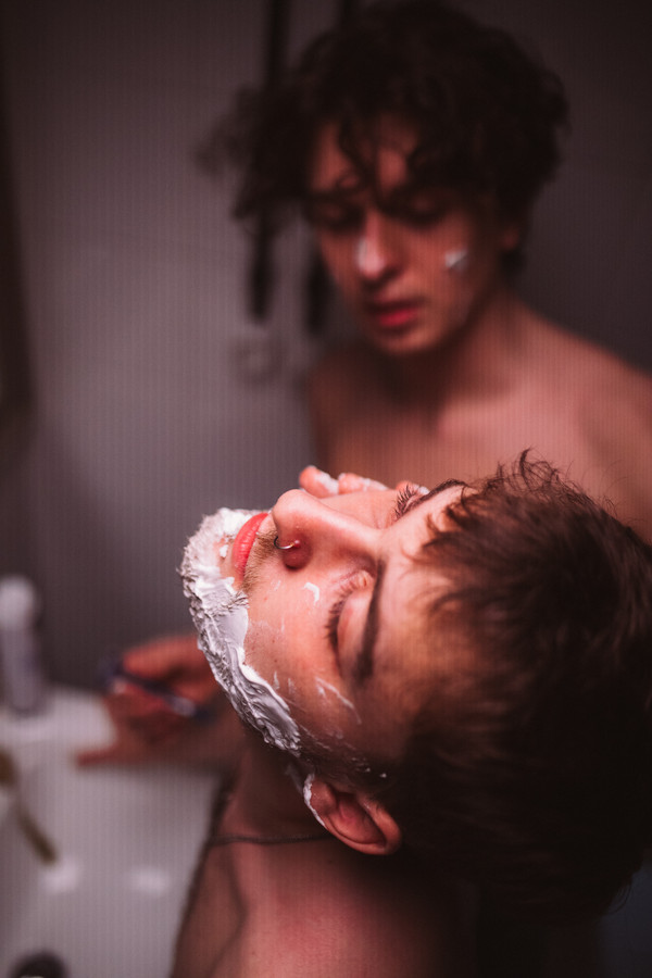 Koop bijvoorbeeld scheerschuim en -mesjes voor je puber, tipt orthoedagoog Bryan van Dansik, en vertel waar je deze neerlegt. Dat geldt ook voor andere spullen voor persoonlijke en intieme hygiëne, zoals tampons of deodorant.