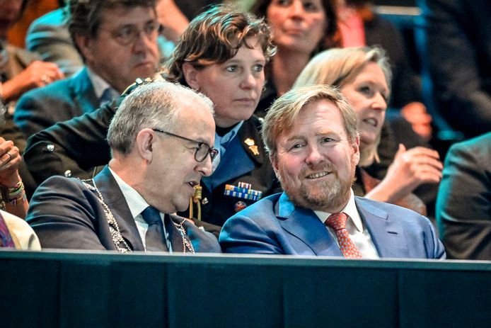 Koning Willem-Alexander Wordt Tijdens Koningsdag Getrakteerd Op 'Rotterdams  Feestje' | Koningsdag Rotterdam 2023 | Ad.Nl