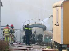 Felle brand op speedbootje in Urk: brandweer voorkomt erger