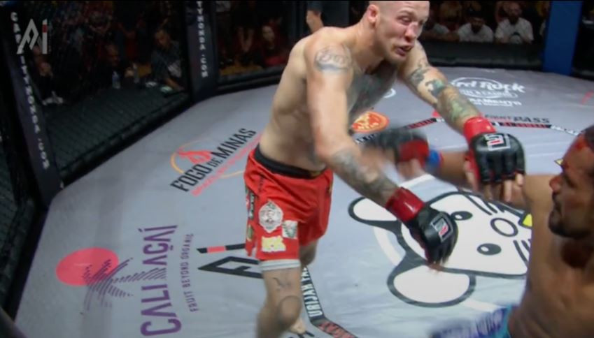 MMA-vechter krijgt kniestoot in het gezicht, neus een centimeter ...
