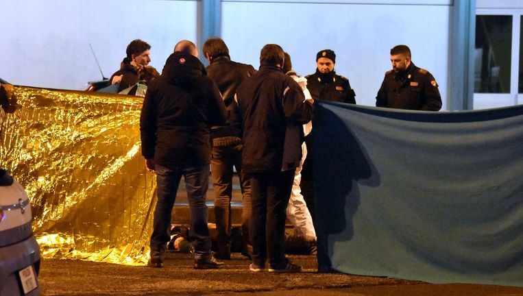 Italiaanse politie bij het lichaam van Anis Amri nadat hij is neergeschoten in de Milanese wijk Sesto San Giovanni. Beeld ap